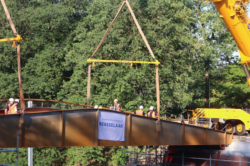 Plaatsing brug over de Maaslijn bij Molenhoek.
